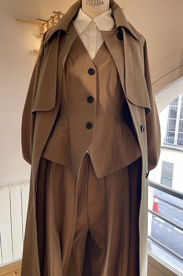 Ashlyn Andre’ Trench iridescent khaki. Ashlyn Khaki Trench. Ashlyn Iridescent. Ashlyn tailored trench coat. Ashlyn regular fit trench coat. Ashlyn Full front closure trench coat. Ashlyn Cotton/Nylon trench coat. Des Kohan Los Angeles Ashlyn. Ashlyn exclusive Des Kohan. Ashlyn West Hollywood. Ashlyn Winter 2025. Ashlyn fall 2025. Iridescent coat. Khaki coat. 