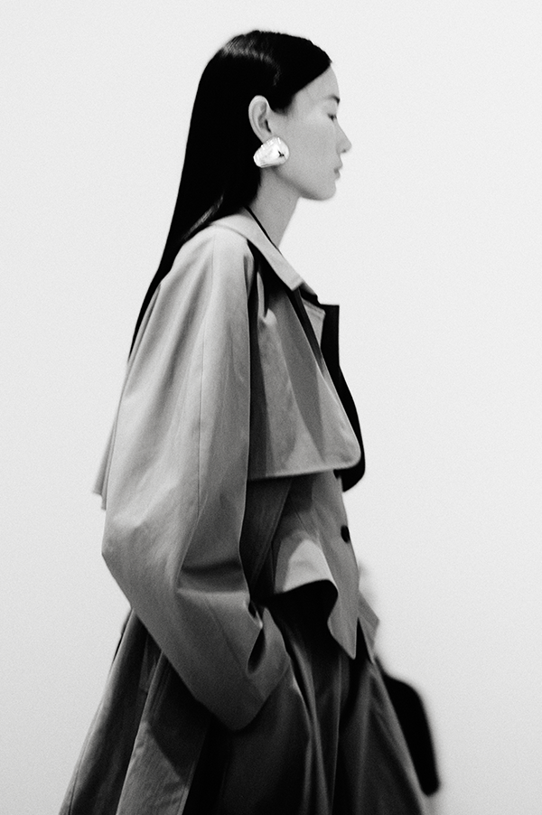 Ashlyn Andre’ Trench iridescent khaki. Ashlyn Khaki Trench. Ashlyn Iridescent. Ashlyn tailored trench coat. Ashlyn regular fit trench coat. Ashlyn Full front closure trench coat. Ashlyn Cotton/Nylon trench coat. Des Kohan Los Angeles Ashlyn. Ashlyn exclusive Des Kohan. Ashlyn West Hollywood. Ashlyn Winter 2025. Ashlyn fall 2025. Iridescent coat. Khaki coat. 