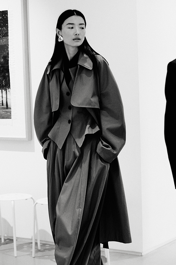 Ashlyn Andre’ Trench iridescent khaki. Ashlyn Khaki Trench. Ashlyn Iridescent. Ashlyn tailored trench coat. Ashlyn regular fit trench coat. Ashlyn Full front closure trench coat. Ashlyn Cotton/Nylon trench coat. Des Kohan Los Angeles Ashlyn. Ashlyn exclusive Des Kohan. Ashlyn West Hollywood. Ashlyn Winter 2025. Ashlyn fall 2025. Iridescent coat. Khaki coat. 