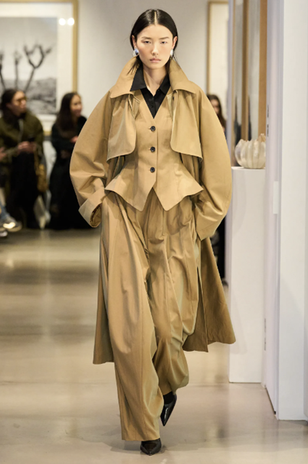 Ashlyn Andre’ Trench iridescent khaki. Ashlyn Khaki Trench. Ashlyn Iridescent. Ashlyn tailored trench coat. Ashlyn regular fit trench coat. Ashlyn Full front closure trench coat. Ashlyn Cotton/Nylon trench coat. Des Kohan Los Angeles Ashlyn. Ashlyn exclusive Des Kohan. Ashlyn West Hollywood. Ashlyn Winter 2025. Ashlyn fall 2025. Iridescent coat. Khaki coat. 