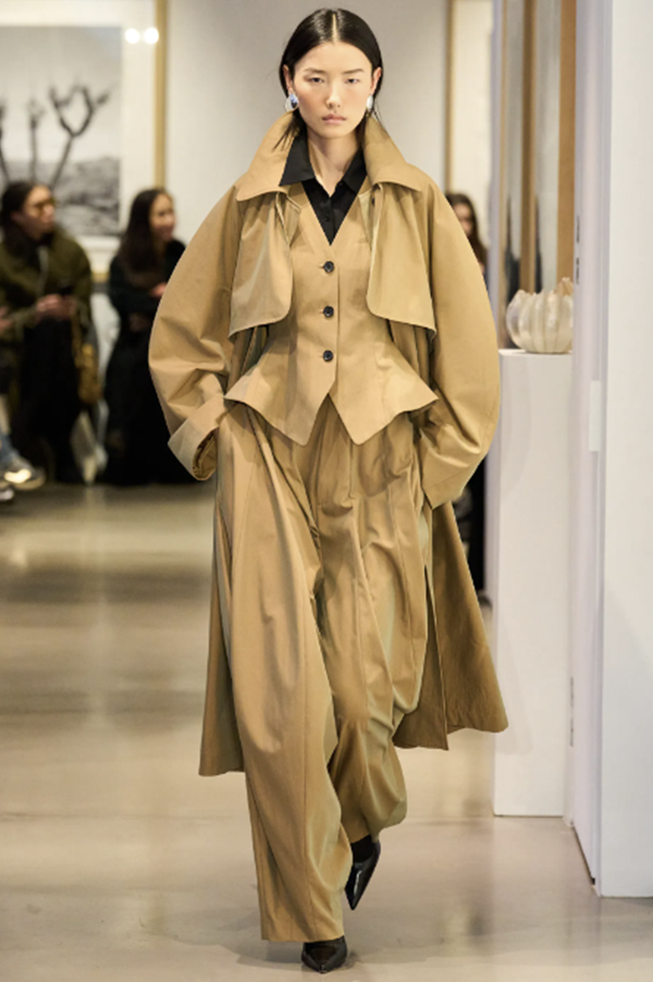 Ashlyn Blaine Paneled Balloon pant. Ashlyn iridescent khaki. Ashlyn Khaki Balloon pant. Ashlyn Iridescent. Ashlyn Cotton balloon pant khaki. Des Kohan Los Angeles Ashlyn. Ashlyn exclusive Des Kohan. Ashlyn West Hollywood. Ashlyn Winter 2025. Ashlyn Fall 2025. Iridescent pant. Khaki pant. 