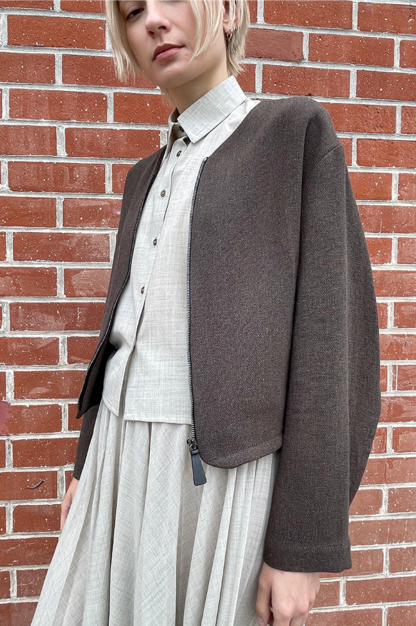 Caruso Bomber Jacket Dusan
Mushroom. Linen long sleeved bomber jacket. Collarless jacket. Dusan Collarless Bomber jacket Dusan .  Cropped Jacket Dusan. Zipped front closure w/leather pull. Dusan slit pockets and elasticized back with ties. Dusan Front button closure Dusan   Mushroom Dusan. Brown Jacket Dusan. Dusan Des Kohan. Des Kohan Los Angeles. Dusan West Hollywood. Des Kohan exclusive. Exclusive bomber jacket Dusan Des Kohan. 