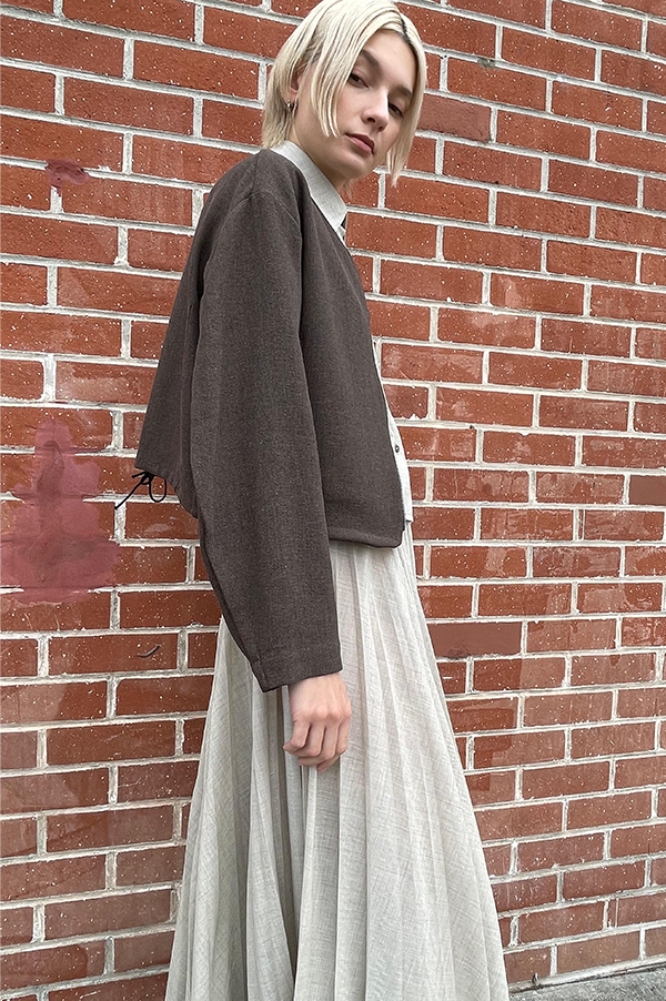 Caruso Bomber Jacket Dusan
Mushroom. Linen long sleeved bomber jacket. Collarless jacket. Dusan Collarless Bomber jacket Dusan .  Cropped Jacket Dusan. Zipped front closure w/leather pull. Dusan slit pockets and elasticized back with ties. Dusan Front button closure Dusan   Mushroom Dusan. Brown Jacket Dusan. Dusan Des Kohan. Des Kohan Los Angeles. Dusan West Hollywood. Des Kohan exclusive. Exclusive bomber jacket Dusan Des Kohan. 