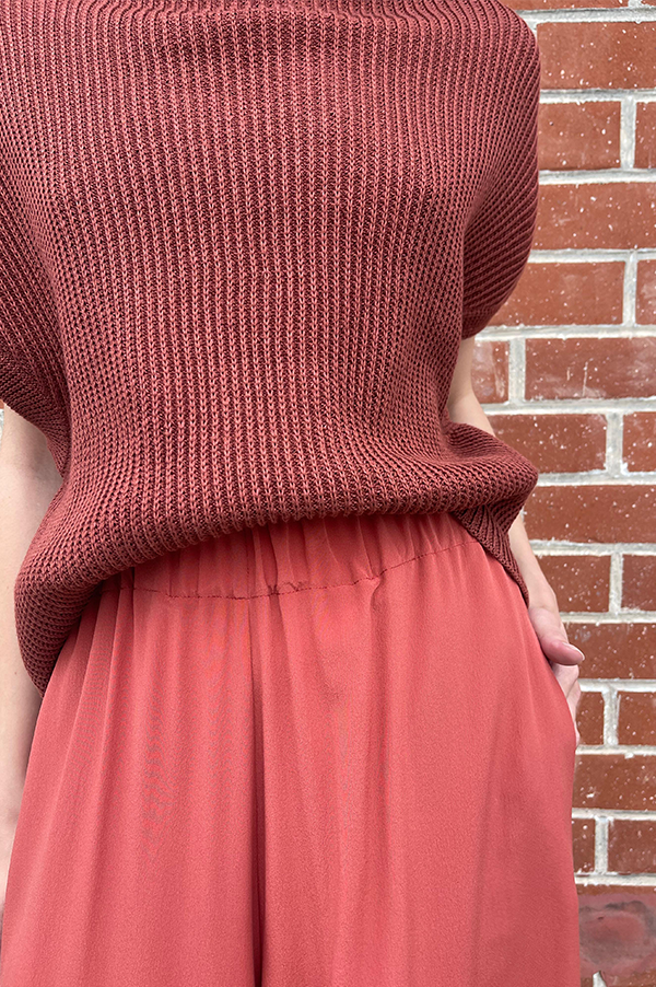 Coral Red. Silk Gaucho pants.  Wide pleated pants. Dusan. Dusan Silk Gaucho pants. Elastic Waist Dusan Pants. Slitted Side pockets.  Red Dusan. Coral Dusan. Wide leg pants Dusan. Dusan Des Kohan. Des Kohan Los Angeles. Dusan West Hollywood. Des Kohan exclusive. Exclusive Coral Dusan Gaucho Pants.