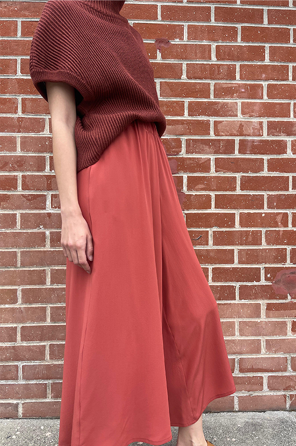 Coral Red. Silk Gaucho pants.  Wide pleated pants. Dusan. Dusan Silk Gaucho pants. Elastic Waist Dusan Pants. Slitted Side pockets.  Red Dusan. Coral Dusan. Wide leg pants Dusan. Dusan Des Kohan. Des Kohan Los Angeles. Dusan West Hollywood. Des Kohan exclusive. Exclusive Coral Dusan Gaucho Pants.