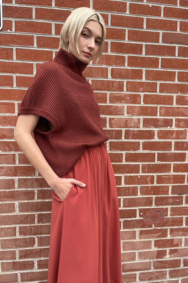 Coral Red. Silk Gaucho pants.  Wide pleated pants. Dusan. Dusan Silk Gaucho pants. Elastic Waist Dusan Pants. Slitted Side pockets.  Red Dusan. Coral Dusan. Wide leg pants Dusan. Dusan Des Kohan. Des Kohan Los Angeles. Dusan West Hollywood. Des Kohan exclusive. Exclusive Coral Dusan Gaucho Pants.