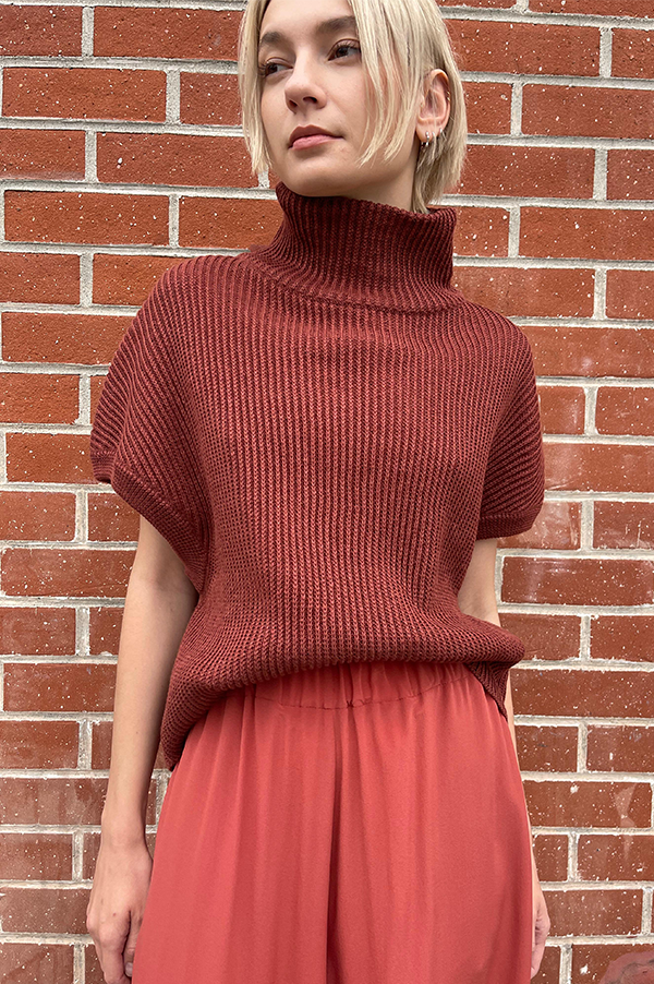 Coral Red. Silk Gaucho pants.  Wide pleated pants. Dusan. Dusan Silk Gaucho pants. Elastic Waist Dusan Pants. Slitted Side pockets.  Red Dusan. Coral Dusan. Wide leg pants Dusan. Dusan Des Kohan. Des Kohan Los Angeles. Dusan West Hollywood. Des Kohan exclusive. Exclusive Coral Dusan Gaucho Pants.