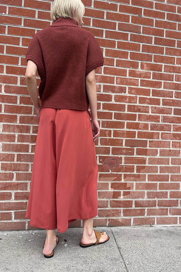 Coral Red. Silk Gaucho pants.  Wide pleated pants. Dusan. Dusan Silk Gaucho pants. Elastic Waist Dusan Pants. Slitted Side pockets.  Red Dusan. Coral Dusan. Wide leg pants Dusan. Dusan Des Kohan. Des Kohan Los Angeles. Dusan West Hollywood. Des Kohan exclusive. Exclusive Coral Dusan Gaucho Pants.
