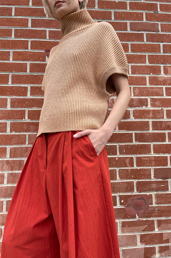 Sleeveless T-Neck Sweater in Apricot