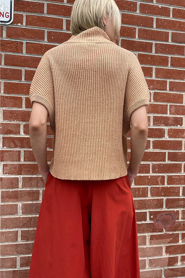 Sleeveless T-Neck Sweater in Apricot