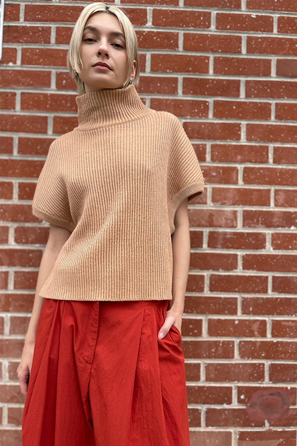 Sleeveless T-Neck Sweater in Apricot