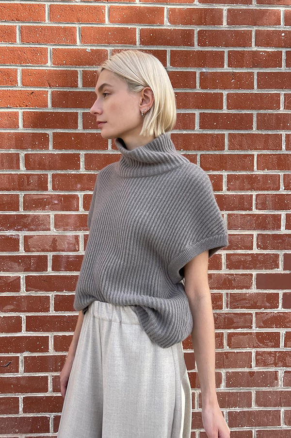 Sleeveless T-Neck Sweater in Tortora
