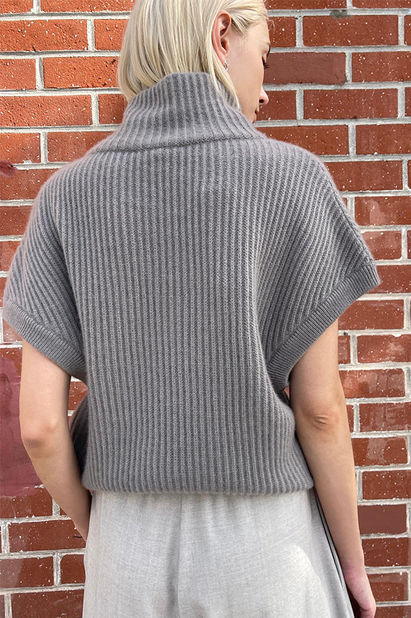 Sleeveless T-Neck Sweater in Tortora
