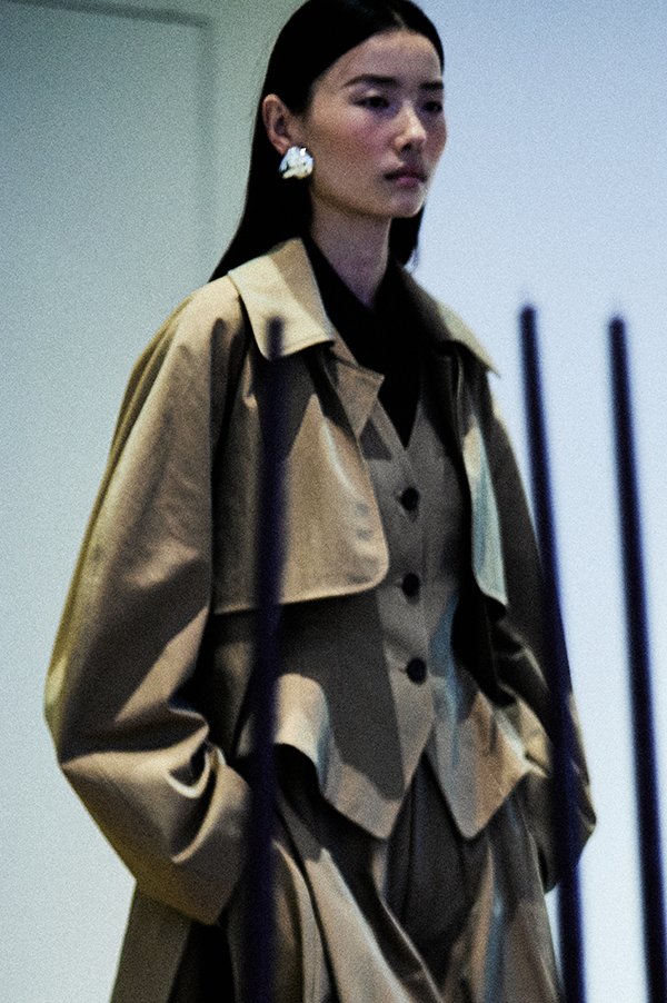 Ashlyn William Paneled vest. Ashlyn iridescent khaki. Ashlyn Khaki vest. Ashlyn Iridescent. Ashlyn Cotton vest khaki. Des Kohan Los Angeles Ashlyn. Ashlyn exclusive Des Kohan. Ashlyn West Hollywood. Ashlyn Winter 2025. Ashlyn Fall 2025. Iridescent vest. Khaki vest. 