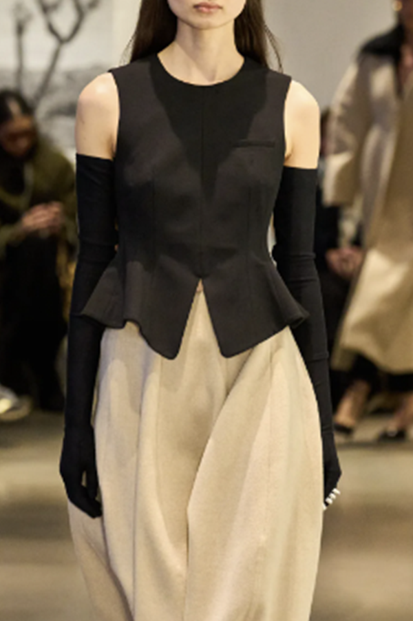 Ashlyn William Twill peplum top black. Ashlyn William Twill peplum top noir. Ashly William Twill Top. Ashlyn peplum top. Ashlyn versatile top. Ashlyn slim fit top. Ashlyn round neckline top. Ashlyn sleeveless top. Ashly cropped peplum silhouette top. Black Ashlyn cropped top. Des Kohan Ashlyn. Des Kohan Los Angele Ashlyn. Des Kohan Ashlyn exclusive. Ashlyn Des Kohan West Hollywood. Ashlyn Des Kohan Fairfax. Ashlyn Fall 2025. Ashlyn Winter 2025. 