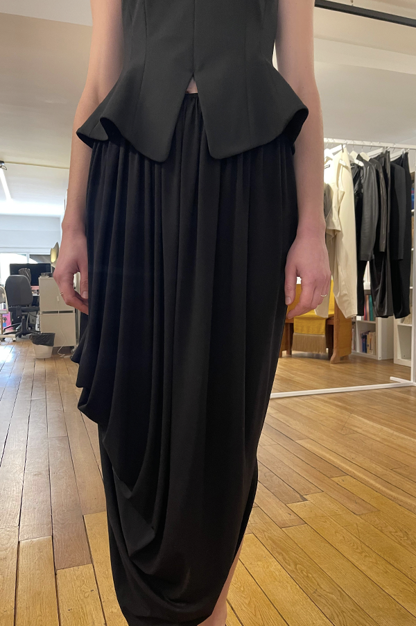 Luxurious Jersey Regular fit Ashlyn Skirt. gathered detailing Ashlyn skirt, column silhouette midi skirt. Ashlyn asymmetric detail. Ashlyn High Waist skirt. Ashlyn Viscose Jersey. Ashlyn black skirt. Ashlyn skirt noir. Ashlyn Fall 2025. Ashlyn winter 2025. Ashlyn CFDA nominee. Des Kohan Ashlyn. Des Kohan exclusive Ashlyn. Des Kohan Ashlyn Los Angeles. Des Kohan Fairfax. Des Kohan West Hollywood.
