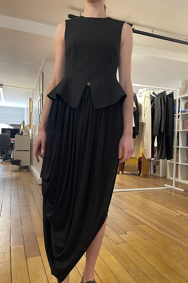 Luxurious Jersey Regular fit Ashlyn Skirt. gathered detailing Ashlyn skirt, column silhouette midi skirt. Ashlyn asymmetric detail. Ashlyn High Waist skirt. Ashlyn Viscose Jersey. Ashlyn black skirt. Ashlyn skirt noir. Ashlyn Fall 2025. Ashlyn winter 2025. Ashlyn CFDA nominee. Des Kohan Ashlyn. Des Kohan exclusive Ashlyn. Des Kohan Ashlyn Los Angeles. Des Kohan Fairfax. Des Kohan West Hollywood.