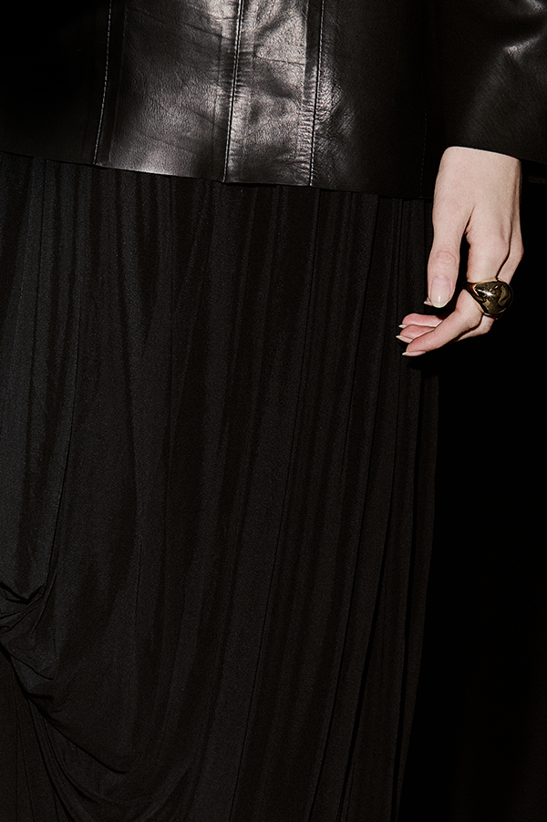 Luxurious Jersey Regular fit Ashlyn Skirt. gathered detailing Ashlyn skirt, column silhouette midi skirt. Ashlyn asymmetric detail. Ashlyn High Waist skirt. Ashlyn Viscose Jersey. Ashlyn black skirt. Ashlyn skirt noir. Ashlyn Fall 2025. Ashlyn winter 2025. Ashlyn CFDA nominee. Des Kohan Ashlyn. Des Kohan exclusive Ashlyn. Des Kohan Ashlyn Los Angeles. Des Kohan Fairfax. Des Kohan West Hollywood.