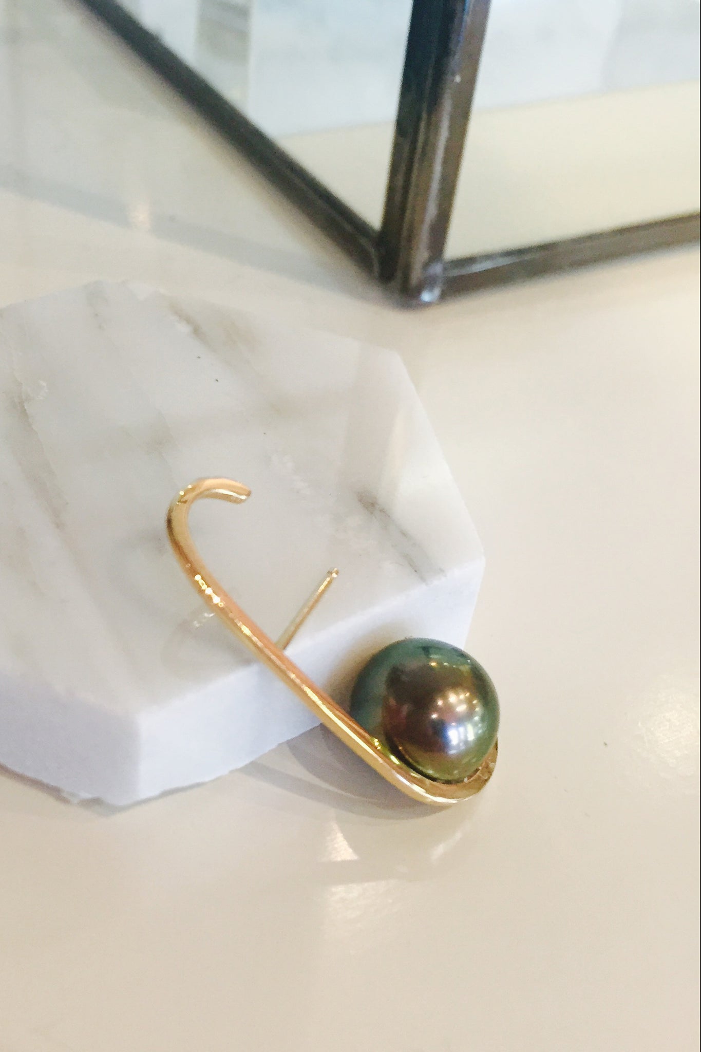 Nataf Joaillerie 14 k Black Pearl Orbit Earring